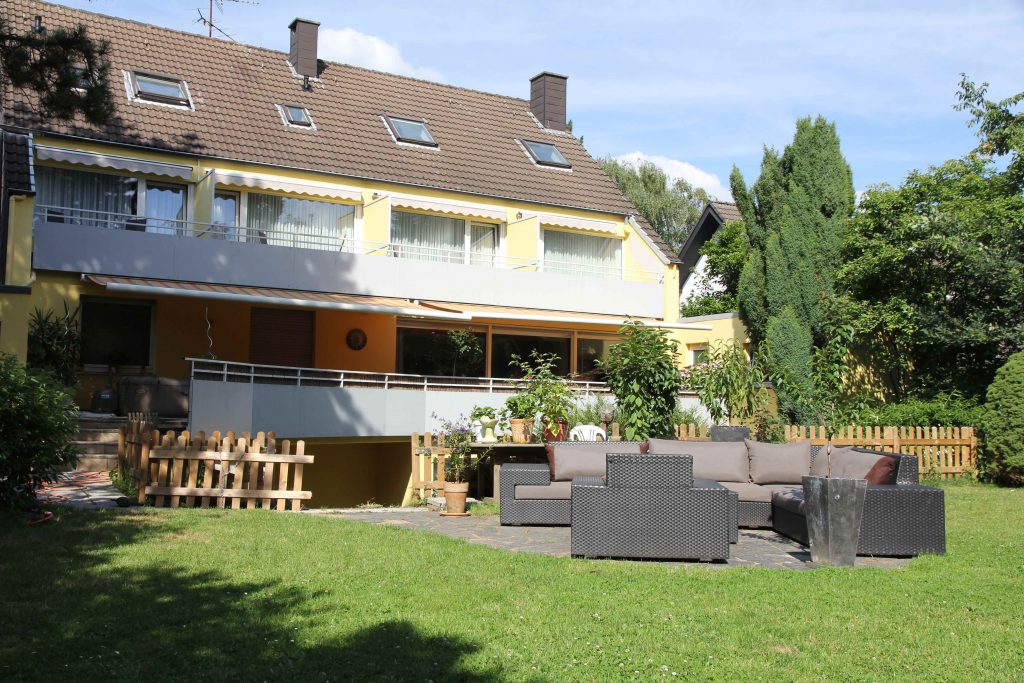 Blick aus dem Garten auf das Hotel Haus Mariandl in Düsseldorf